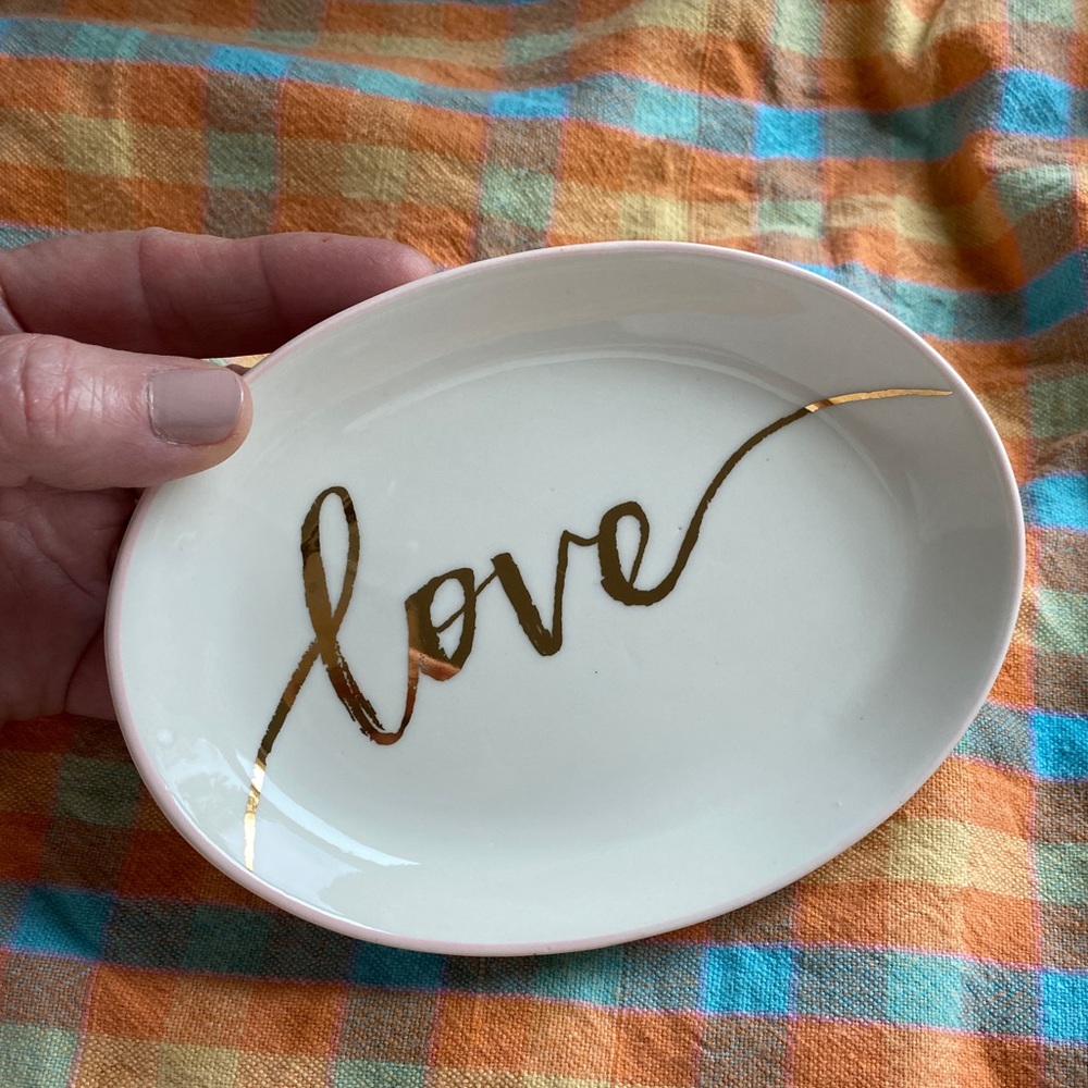 Trinket dish with word LOVE written in gold - Picture 5 of 6